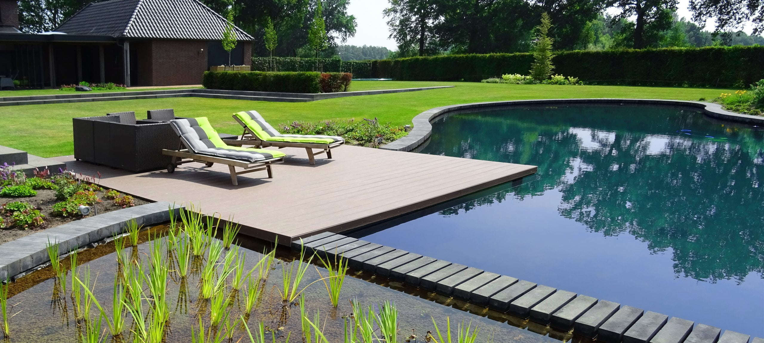 Heating your swimming pond with a heat pump or solar collectors AquaForte